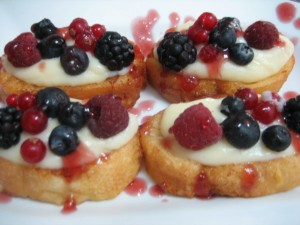 2 23 300x225 Torrijas con Crema y Frutas del Bosque